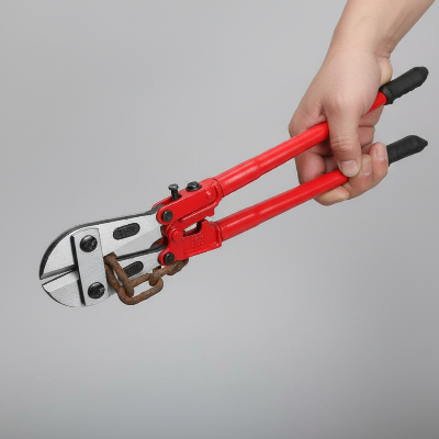 coupe boulon tenu par une personne