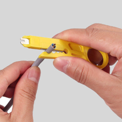 main et pince à dénuder