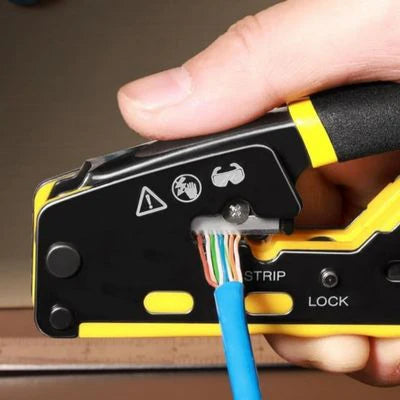 main utilisant pince a sertir