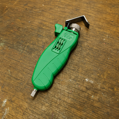 pince à dénuder poséé sur établi