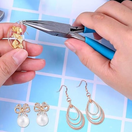 pince coupante et un bijou