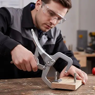 bricoleur et sa pince etau robusta