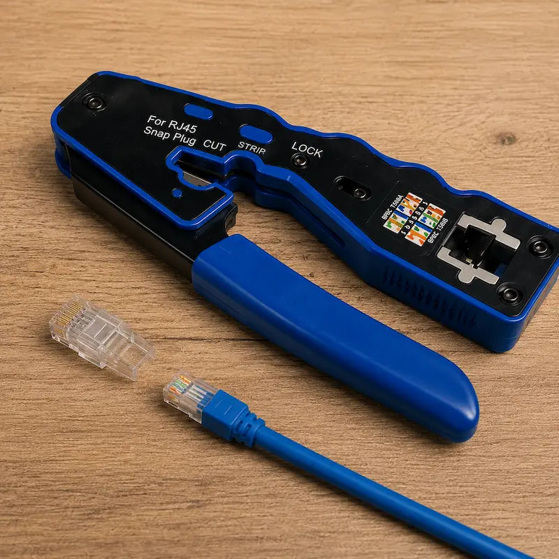 cable et pince RJ45s sur table