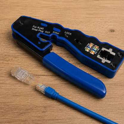 cable et pince RJ45s sur table