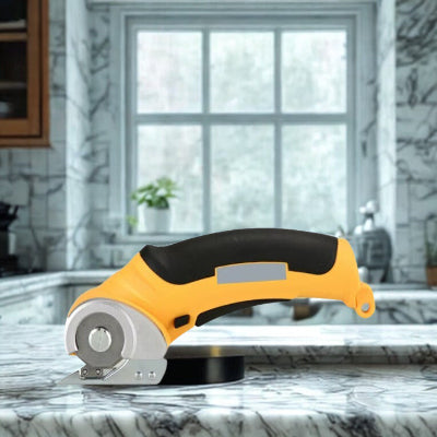 ciseaux électrique seul sur plan de travail