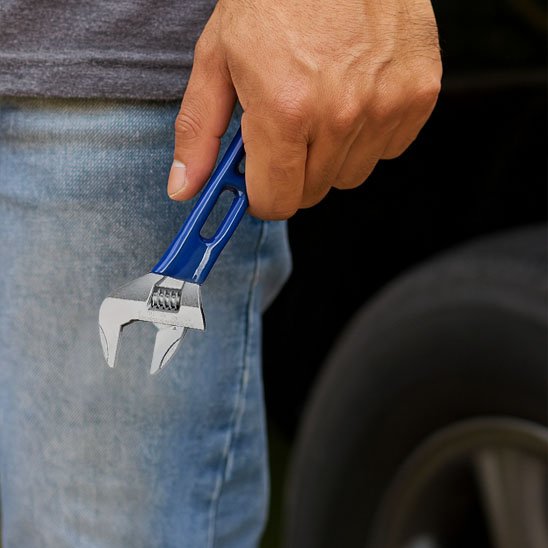 Clé à molette dans une main