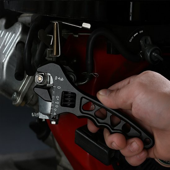 Clé à molette​ en train de serrer objet