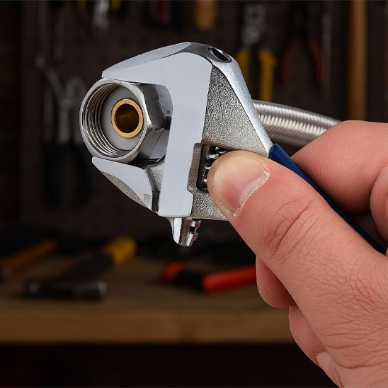 Clé à molette et ecrou flexible