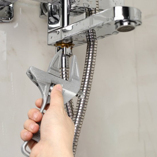 Clé à molette et mitigeur