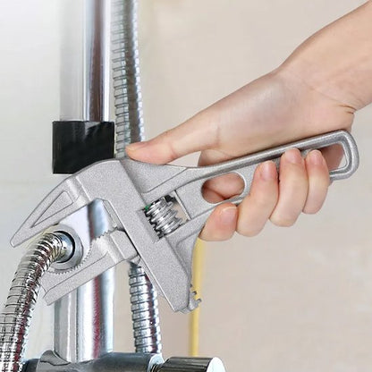 Clé à molette et objet