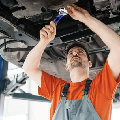 Clé à molette sous une voiture