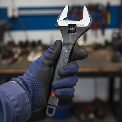 Clé à molette​ tenue dans main