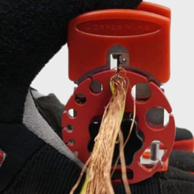 fil dénudé avec la pince a denude