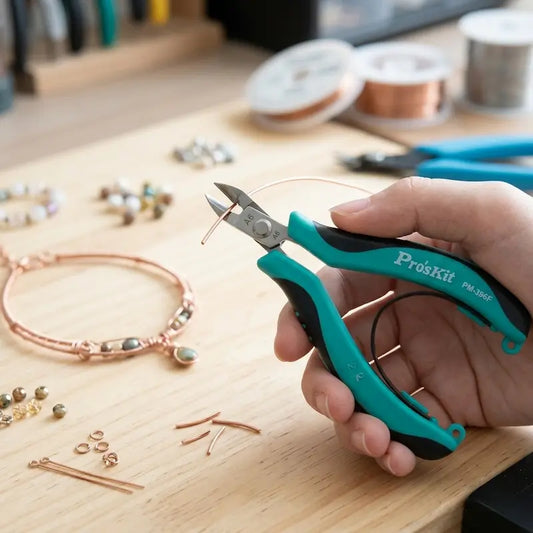 gros plan manche ergonomique pince coupante de precision
