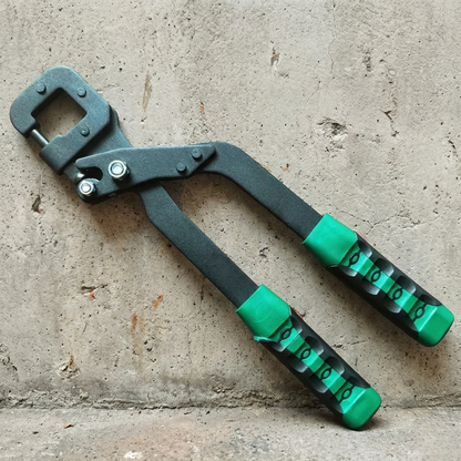 la pince sertir contre un mur