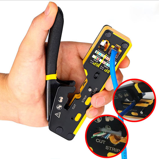 main en train de sertir cable avec pince a sertir