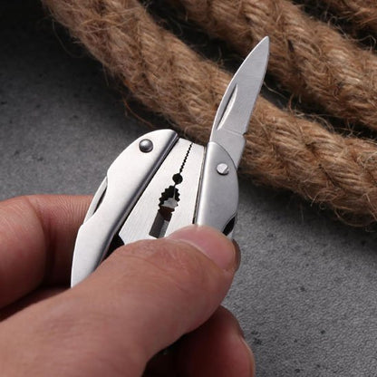 main en train de tenir pince coupante