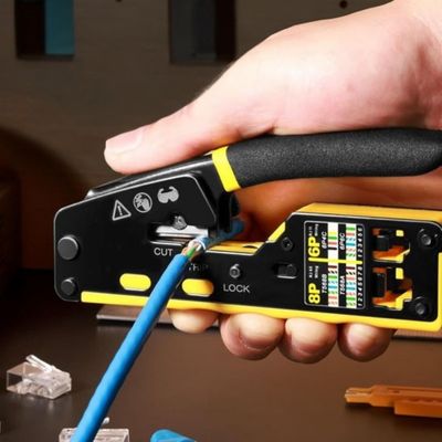 main entrain de denuder cable avec pince a sertir