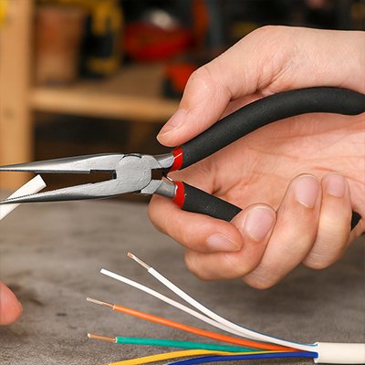 main tenant pince a bec