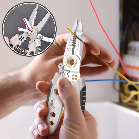 main utilisant pince à dénuder