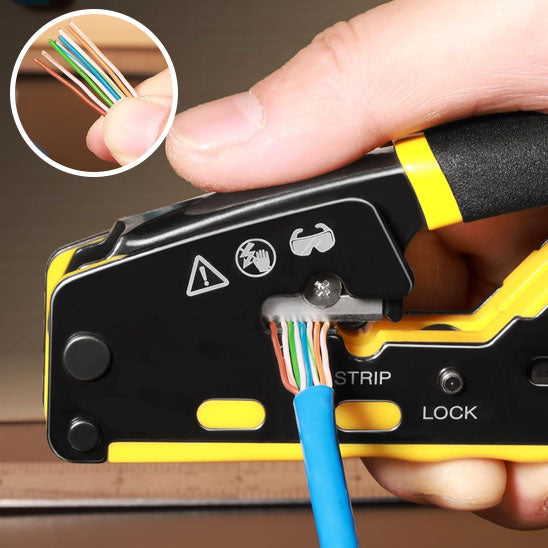 main utilisant pince a sertir