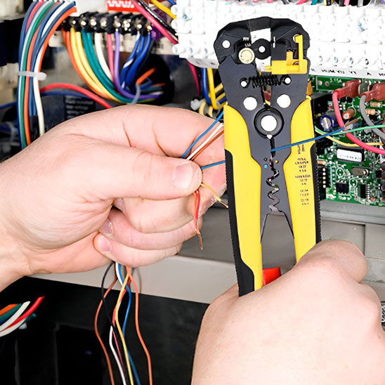 manipulation fil avec pince a denuder professionnelle electroprecision