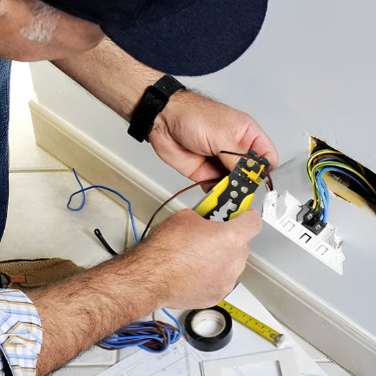 ouvrier et pince a denuder professionnelle electroprecision dans maison