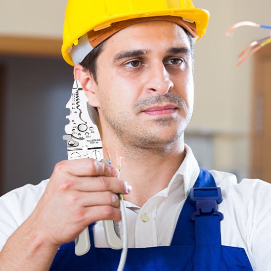 ouvrier et sa pince à dénuder