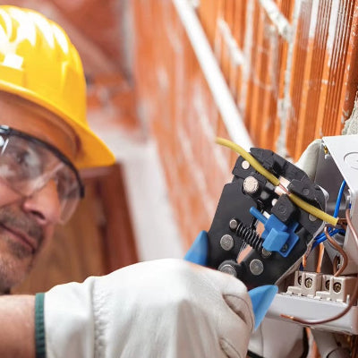 ouvrier utilisant pince coupe câble