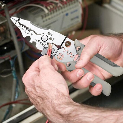 ouvrier utilise pince à denuder