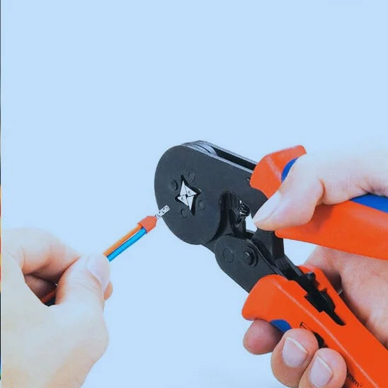 personne manipulant pince  à sertir