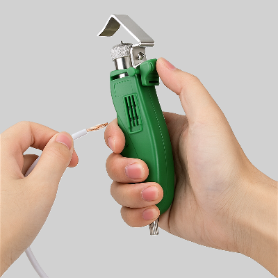 personne se servant pince à dénuder