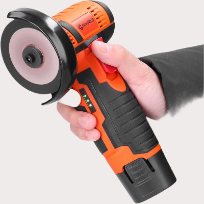 personne tenant meuleuse