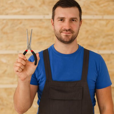 personne tenant pince a bec