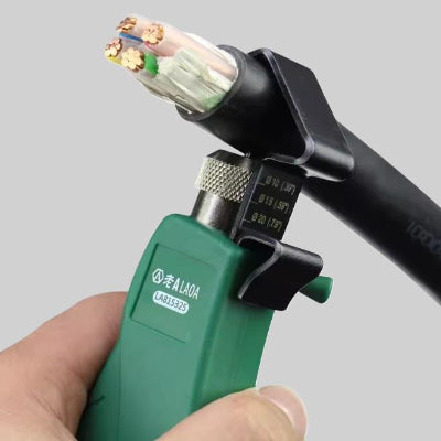 personne tenant pince à dénuder verte