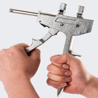 personne tenant pince à sertir PER