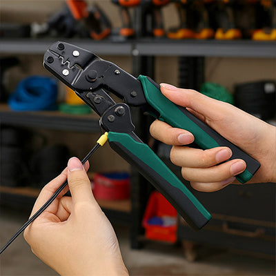 personne tenant pince a sertir