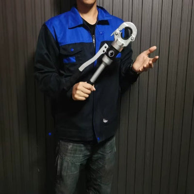 personne tenant pince sertir multicouche