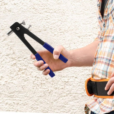 personne-tenant-riveteuse