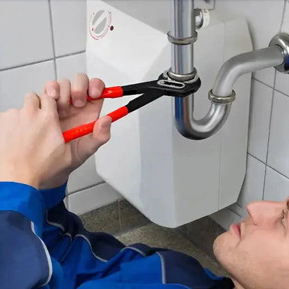 personne travaillant sous evier avec pince multiprise