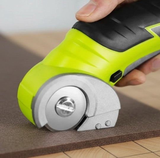 personne utilisant ciseaux electriques sur carton