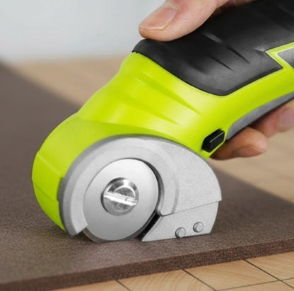 personne utilisant ciseaux electriques sur carton