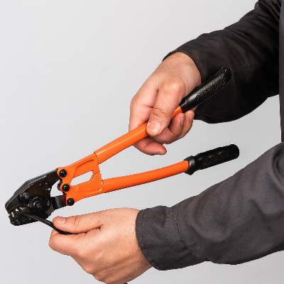 personne utilisant pince à sertir orange