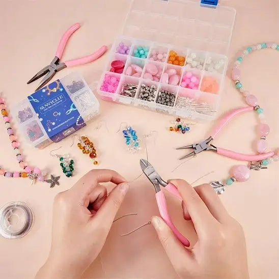 personne utilisant pince coupante bijoux