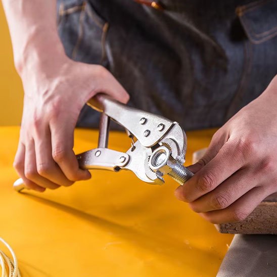 personne utilisant pince etau