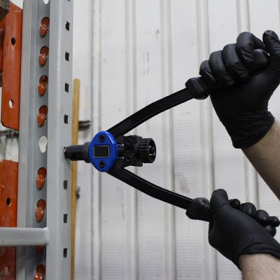 personne utilisant pince rivet