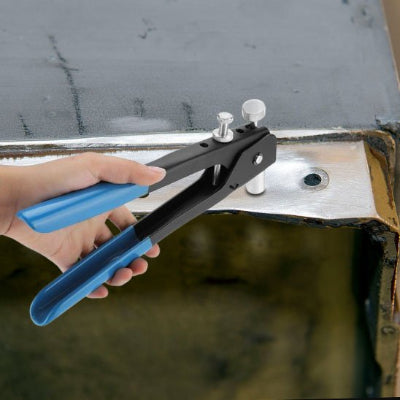 personne utilisant riveteuse