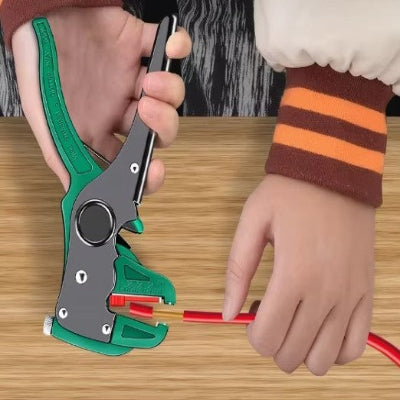 personne utilise sa pince à dénuder