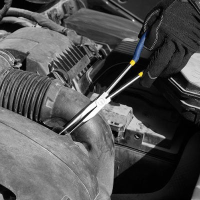 Pince a bec​ travaillant sur moteur