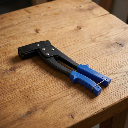 pince à cheville molly sur table bois